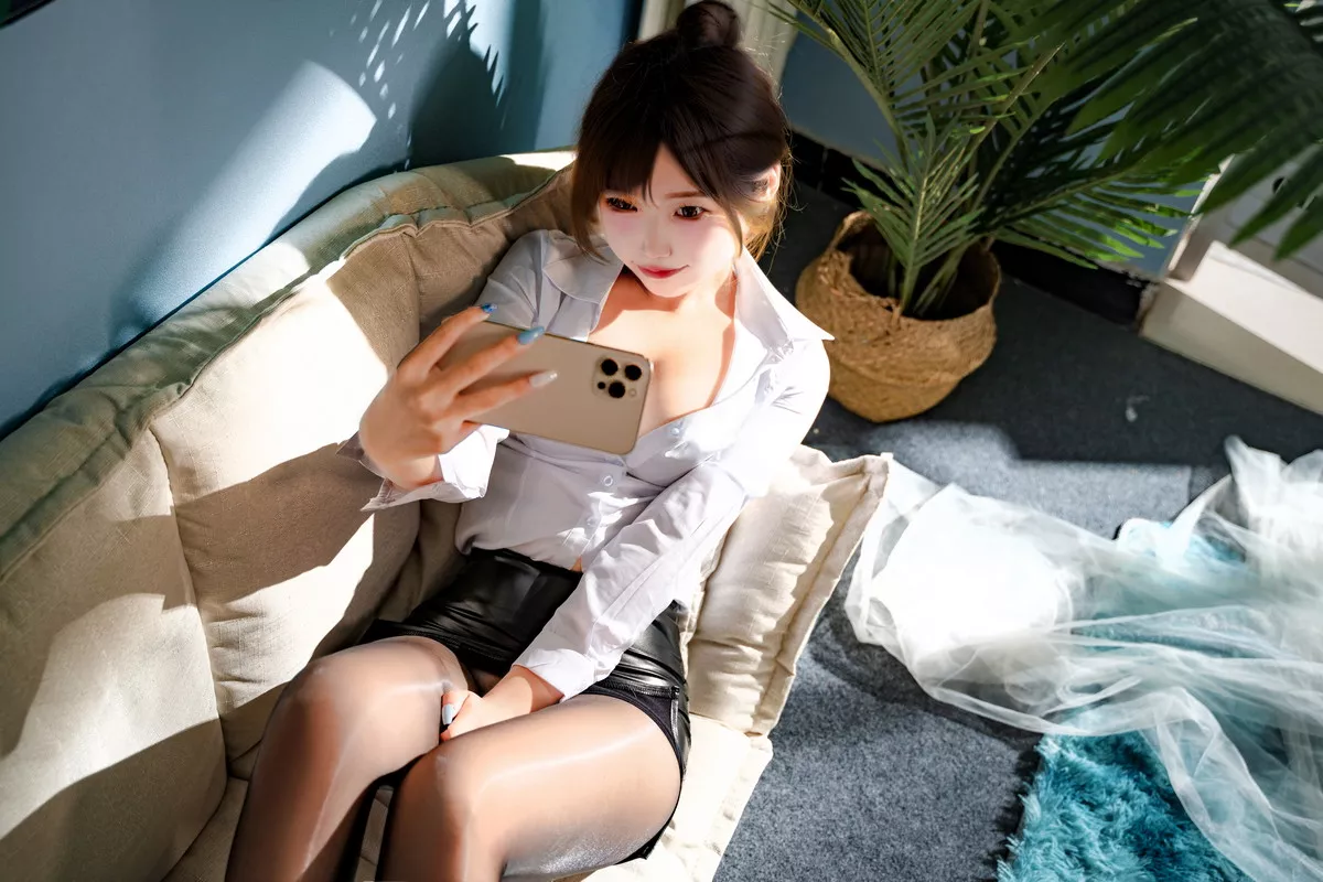 网络美女Eloise软软OL主题性感白T配黑短裙半脱露超薄无内黑丝秀翘臀诱惑写真101P