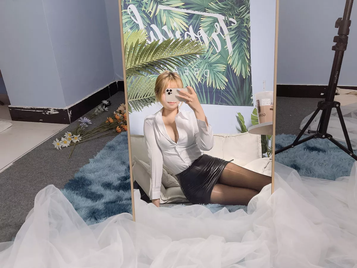 网络美女Eloise软软OL主题性感白T配黑短裙半脱露超薄无内黑丝秀翘臀诱惑写真101P