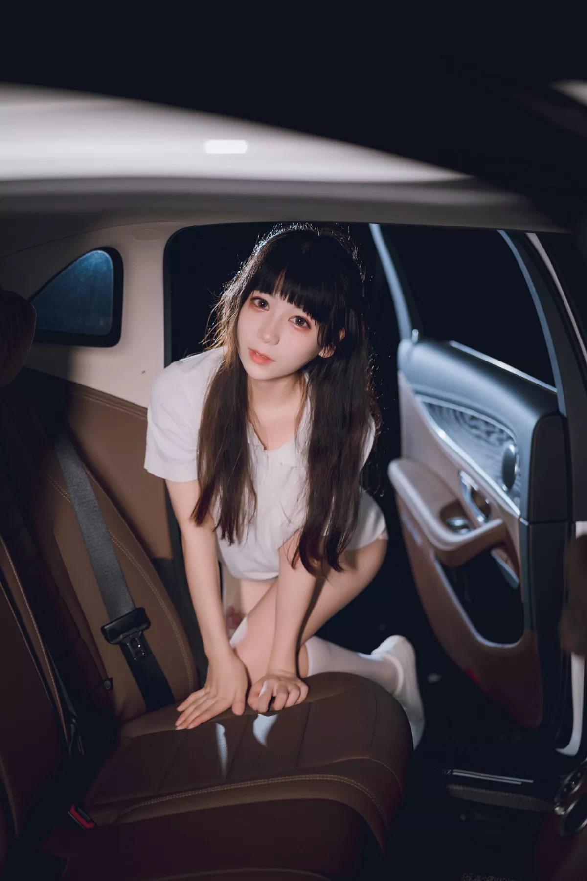 网络美女Usejan奔驰主题户外豪车里脱性感白T露粉色内衣秀完美身材诱惑写真40P