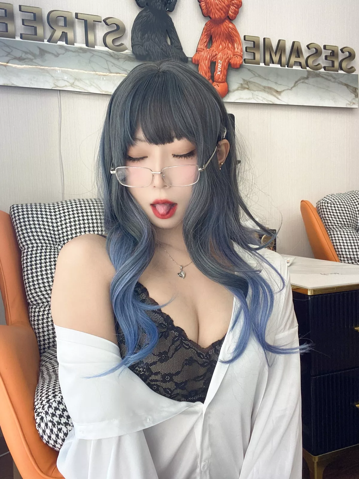 动漫博主Money冷冷衬衫裙主题私房性感白衬衫配黑丝吊袜秀翘臀美腿诱惑写真84P