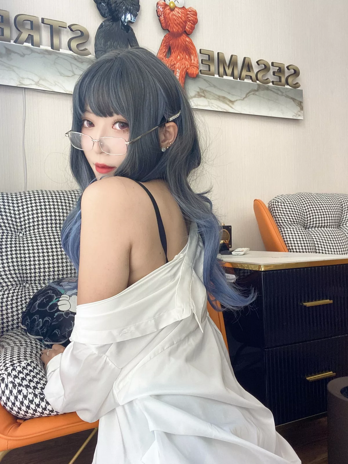 动漫博主Money冷冷衬衫裙主题私房性感白衬衫配黑丝吊袜秀翘臀美腿诱惑写真84P