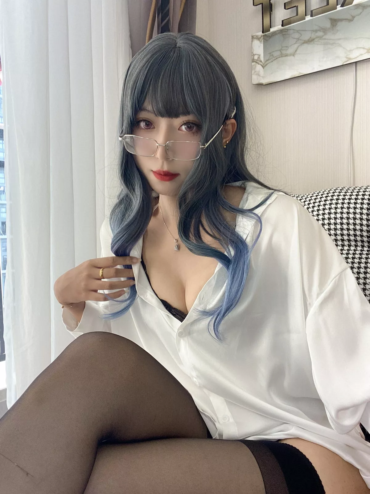 动漫博主Money冷冷衬衫裙主题私房性感白衬衫配黑丝吊袜秀翘臀美腿诱惑写真84P
