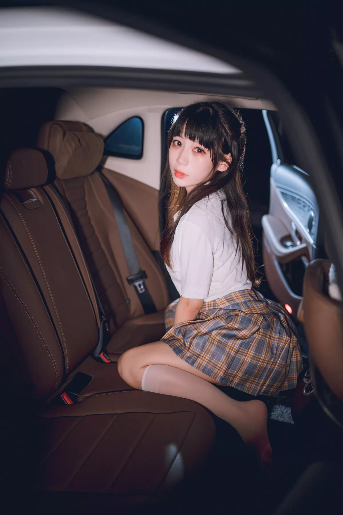 网络美女Usejan奔驰主题户外豪车里脱性感白T露粉色内衣秀完美身材诱惑写真40P