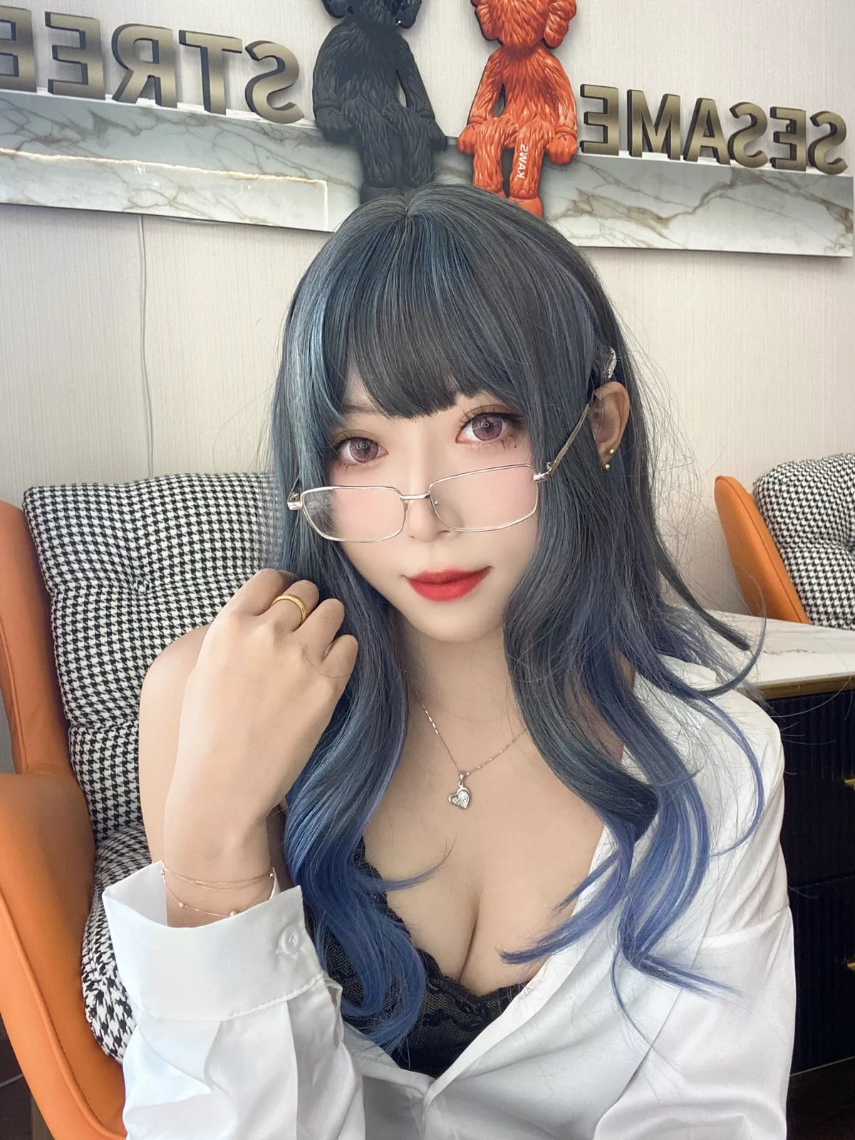 动漫博主Money冷冷衬衫裙主题私房性感白衬衫配黑丝吊袜秀翘臀美腿诱惑写真84P