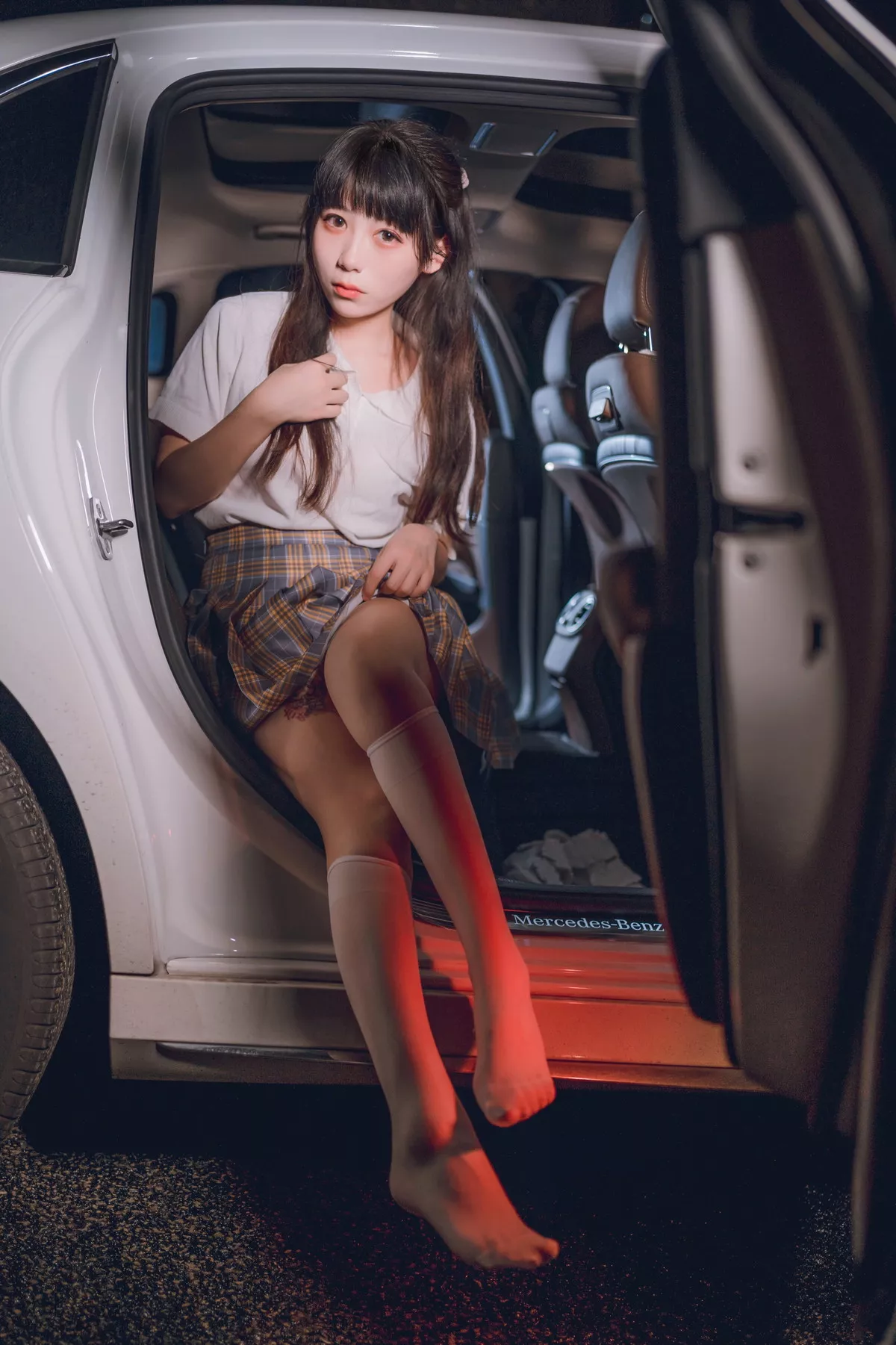 网络美女Usejan奔驰主题户外豪车里脱性感白T露粉色内衣秀完美身材诱惑写真40P