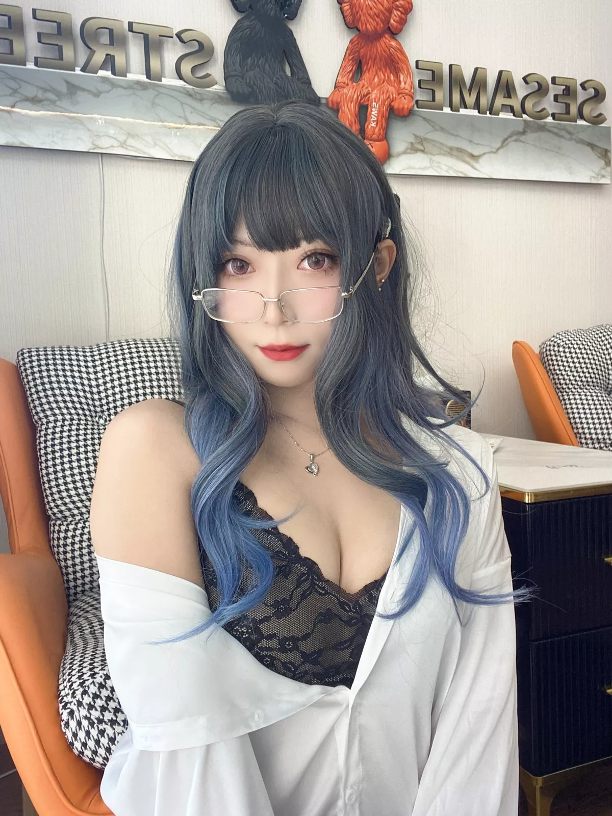 动漫博主Money冷冷衬衫裙主题私房性感白衬衫配黑丝吊袜秀翘臀美腿诱惑写真84P
