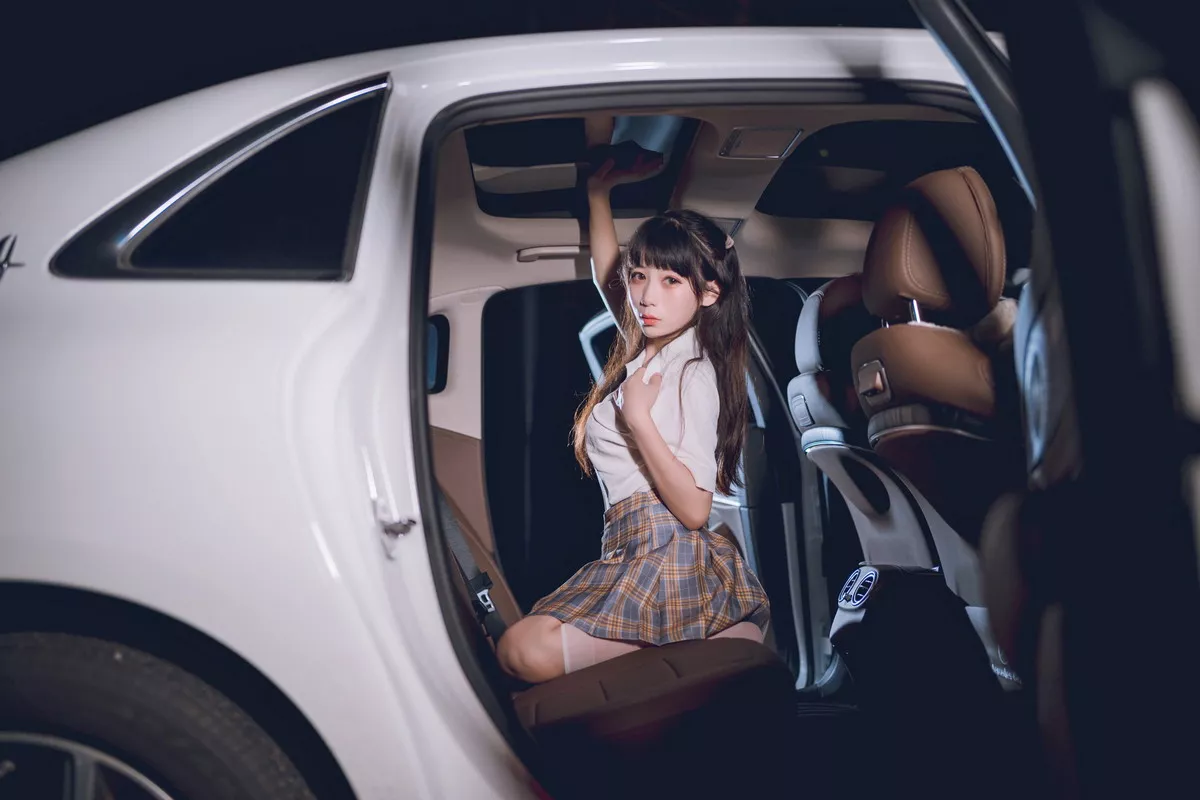 网络美女Usejan奔驰主题户外豪车里脱性感白T露粉色内衣秀完美身材诱惑写真40P