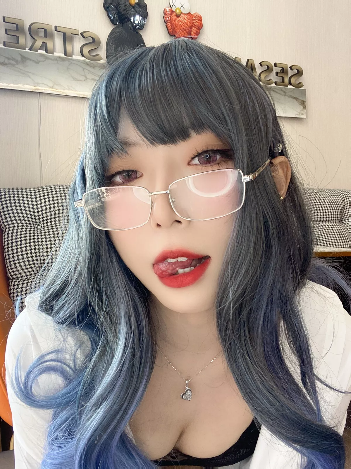 动漫博主Money冷冷衬衫裙主题私房性感白衬衫配黑丝吊袜秀翘臀美腿诱惑写真84P
