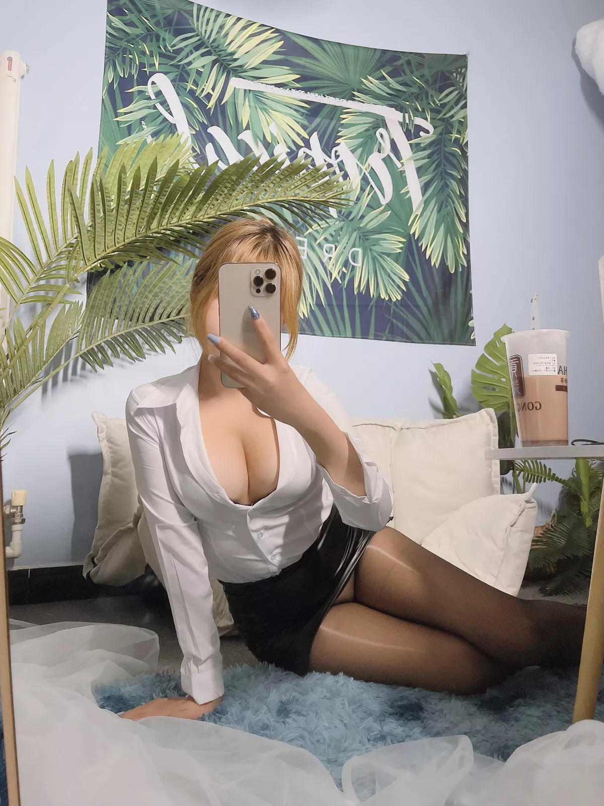 网络美女Eloise软软OL主题性感白T配黑短裙半脱露超薄无内黑丝秀翘臀诱惑写真101P