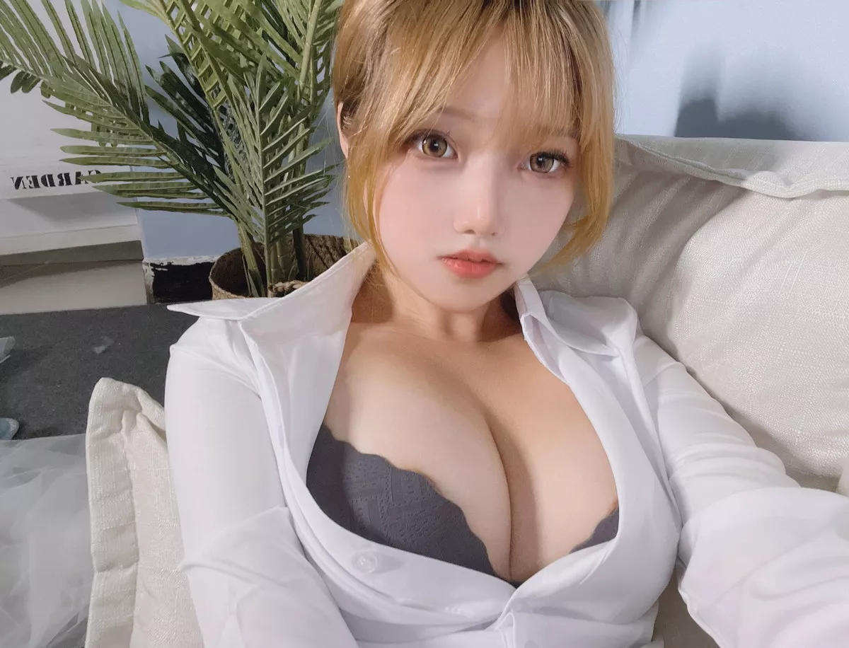 网络美女Eloise软软OL主题性感白T配黑短裙半脱露超薄无内黑丝秀翘臀诱惑写真101P