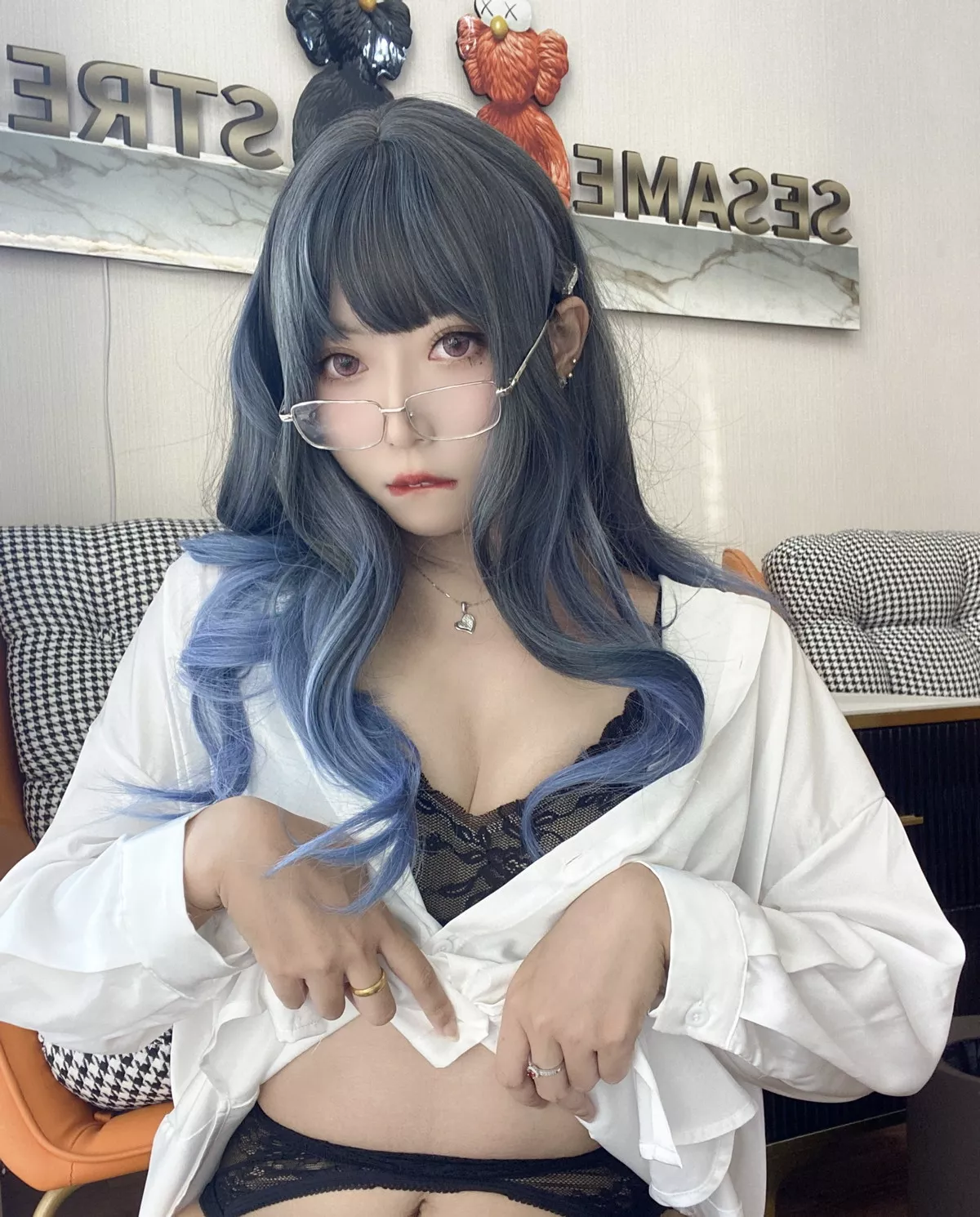 动漫博主Money冷冷衬衫裙主题私房性感白衬衫配黑丝吊袜秀翘臀美腿诱惑写真84P