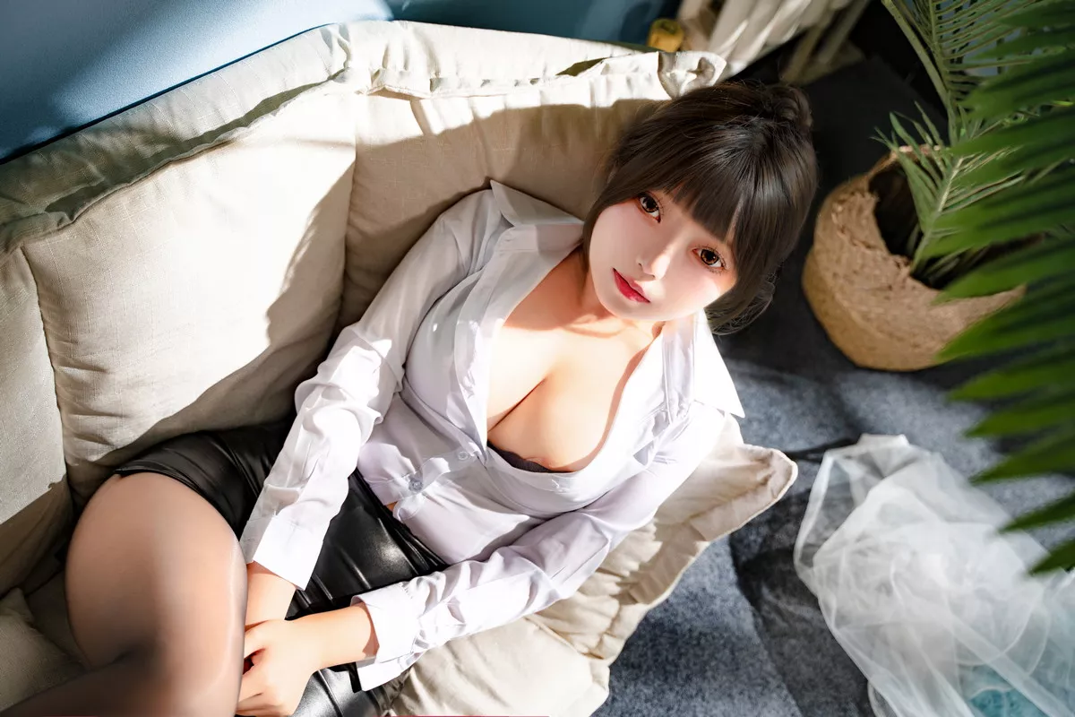 网络美女Eloise软软OL主题性感白T配黑短裙半脱露超薄无内黑丝秀翘臀诱惑写真101P