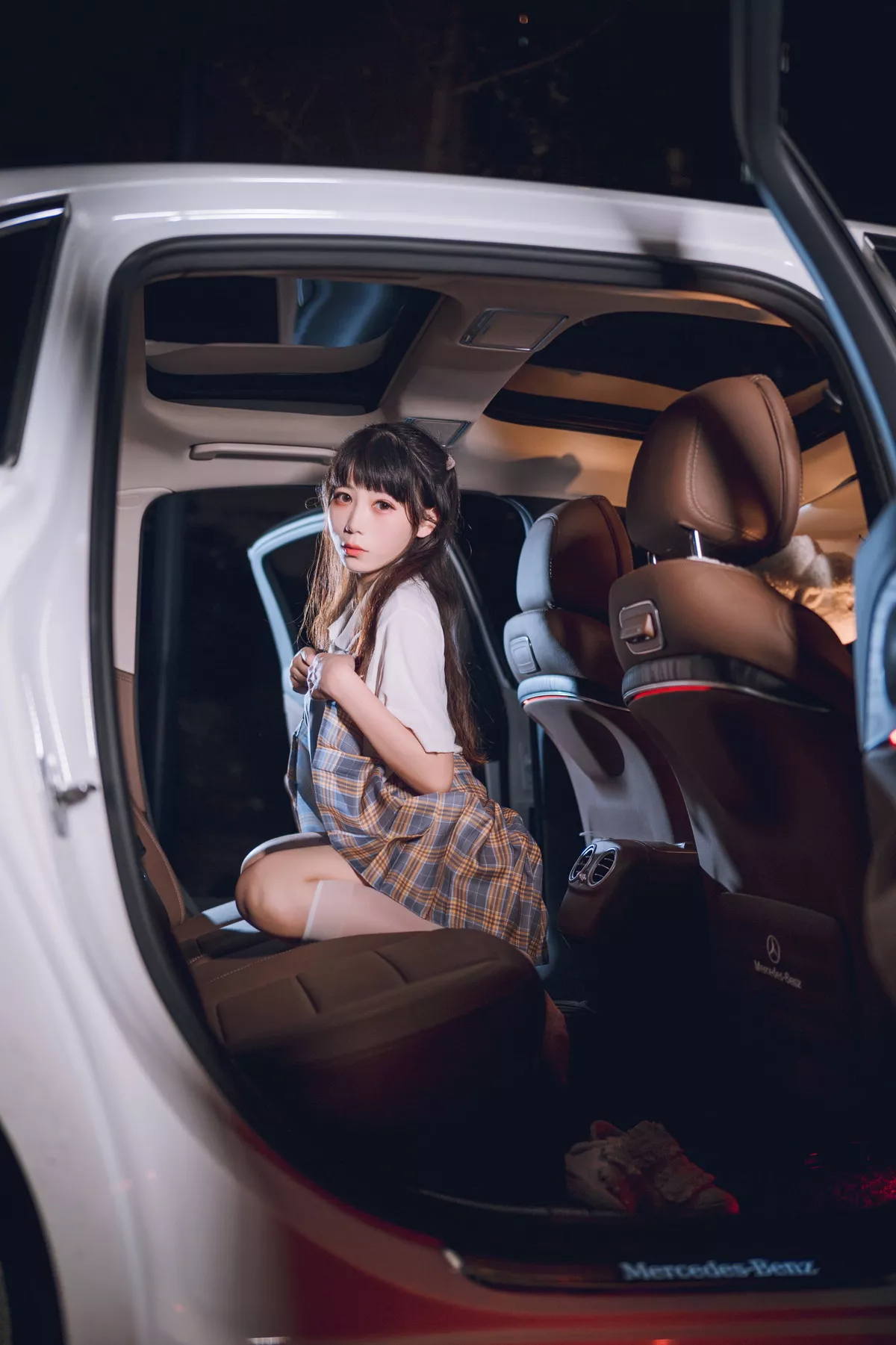 网络美女Usejan奔驰主题户外豪车里脱性感白T露粉色内衣秀完美身材诱惑写真40P