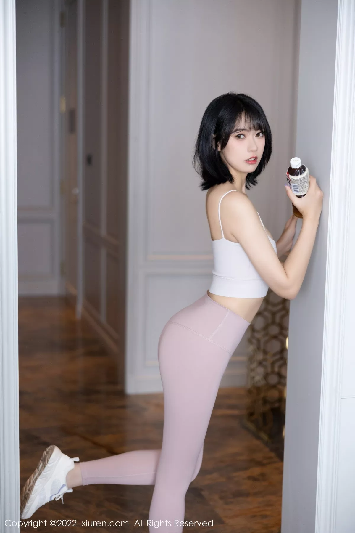 XiuRen第5885期_模特林子遥性感浅色瑜伽服半脱露超薄无内肉丝秀翘臀诱惑写真88P