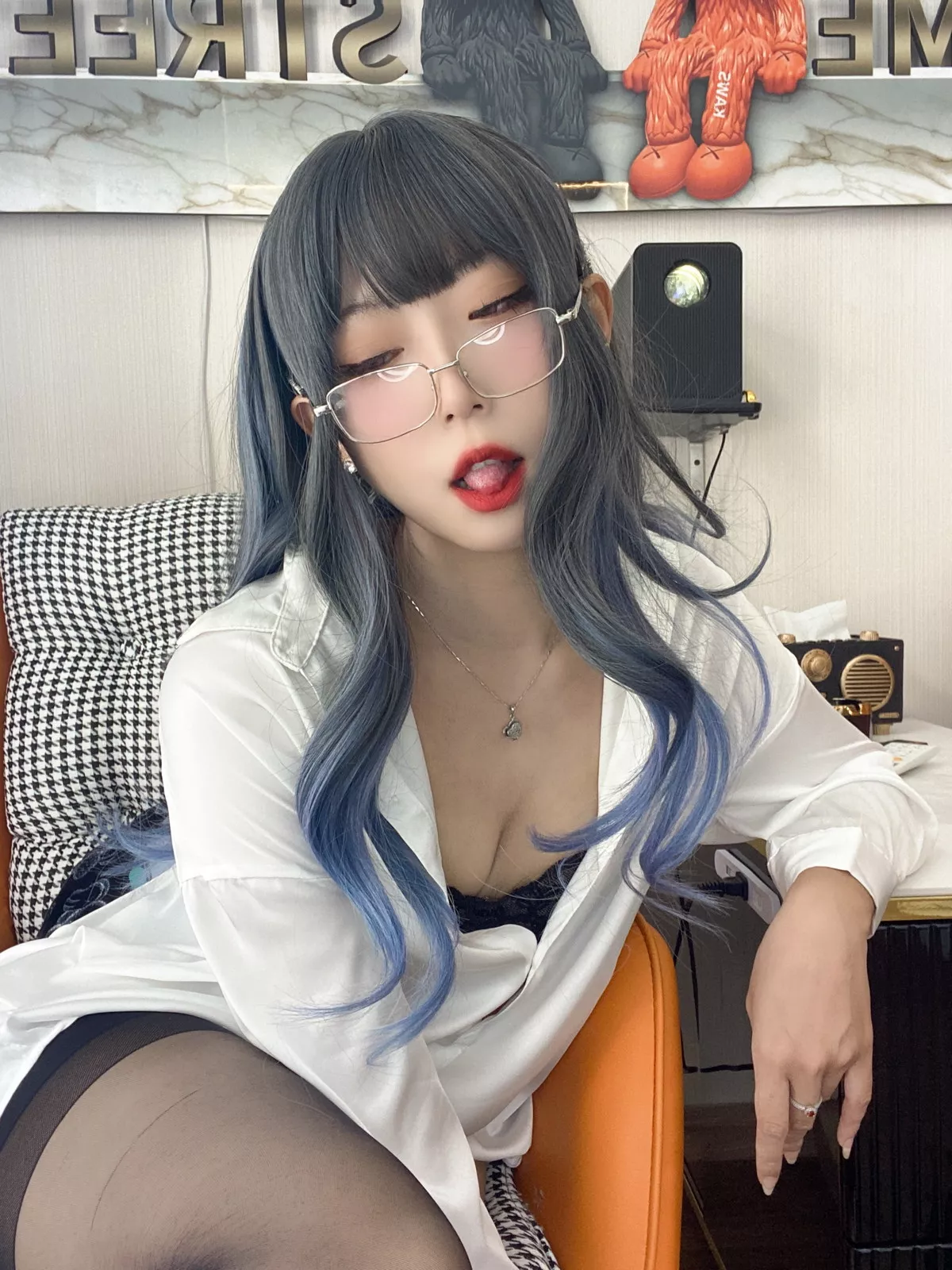 动漫博主Money冷冷衬衫裙主题私房性感白衬衫配黑丝吊袜秀翘臀美腿诱惑写真84P