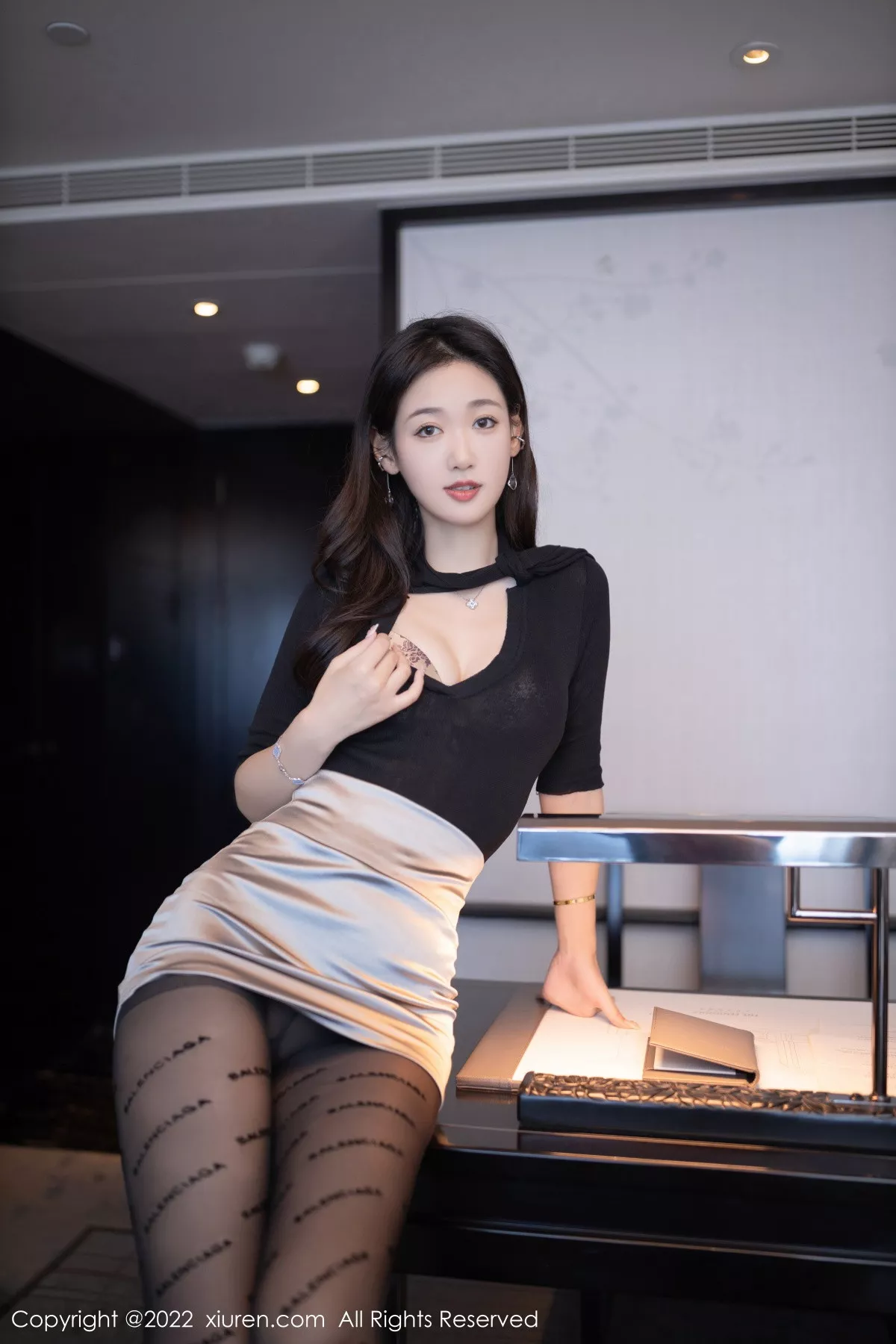XiuRen第5887期_模特唐安琪秘书角色黑色收身衣配银色短裙秀曼妙身姿诱惑写真78P