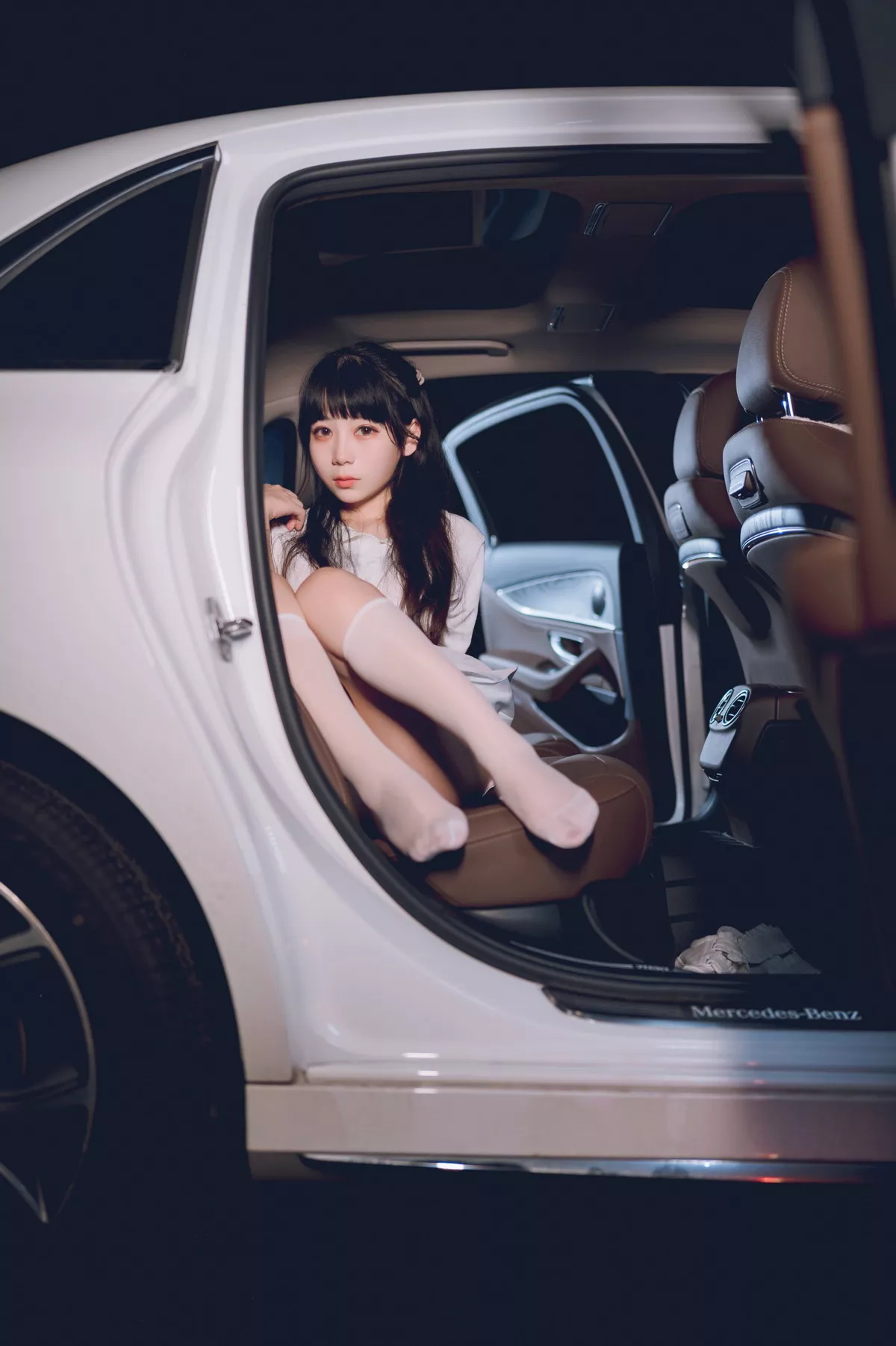 网络美女Usejan奔驰主题户外豪车里脱性感白T露粉色内衣秀完美身材诱惑写真40P
