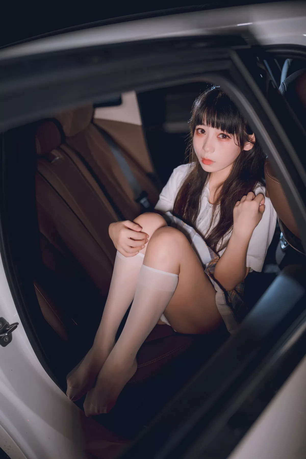 网络美女Usejan奔驰主题户外豪车里脱性感白T露粉色内衣秀完美身材诱惑写真40P
