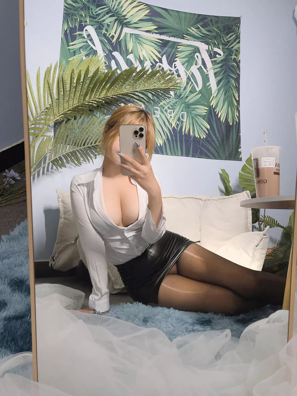 网络美女Eloise软软OL主题性感白T配黑短裙半脱露超薄无内黑丝秀翘臀诱惑写真101P