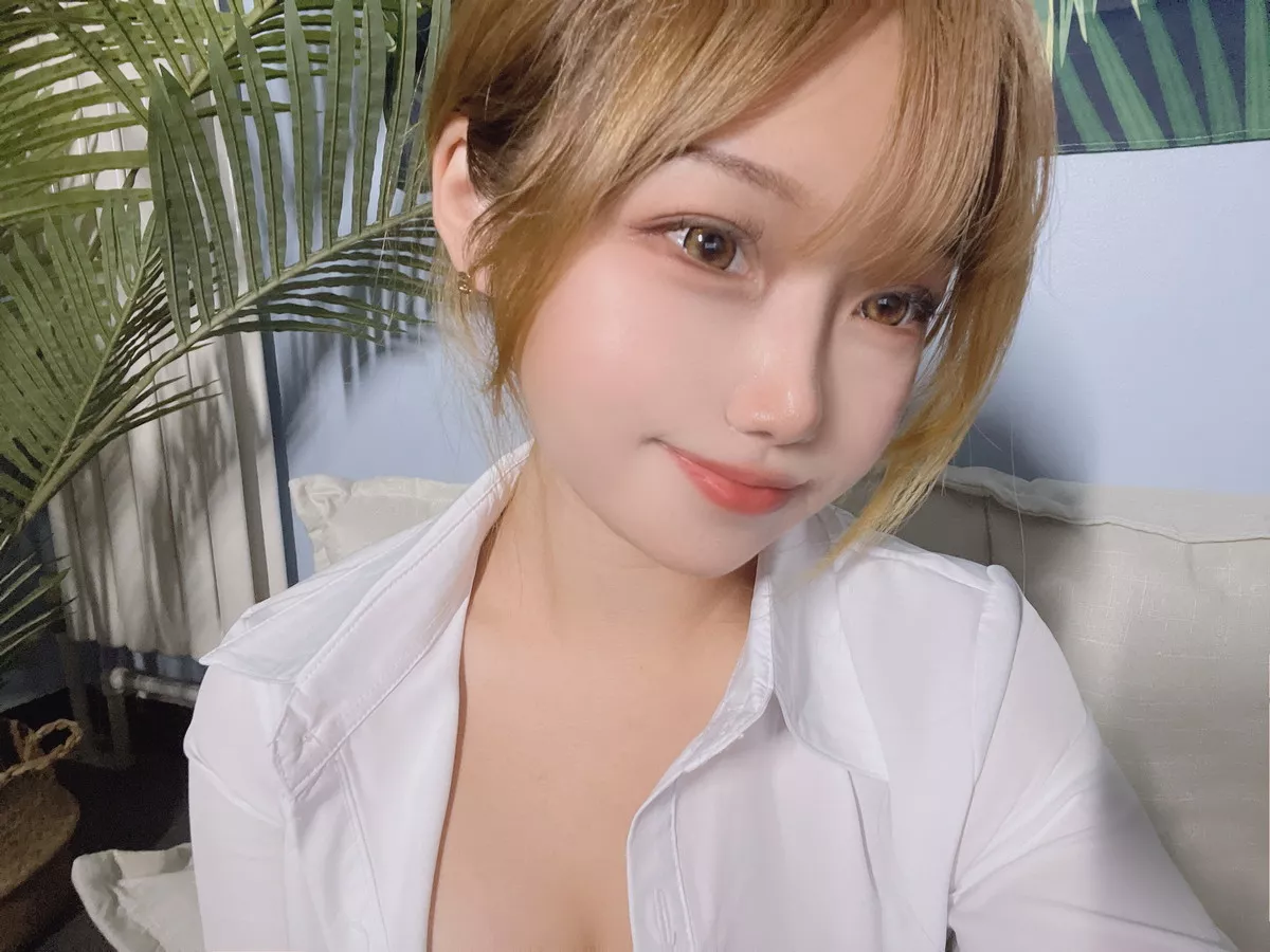 网络美女Eloise软软OL主题性感白T配黑短裙半脱露超薄无内黑丝秀翘臀诱惑写真101P