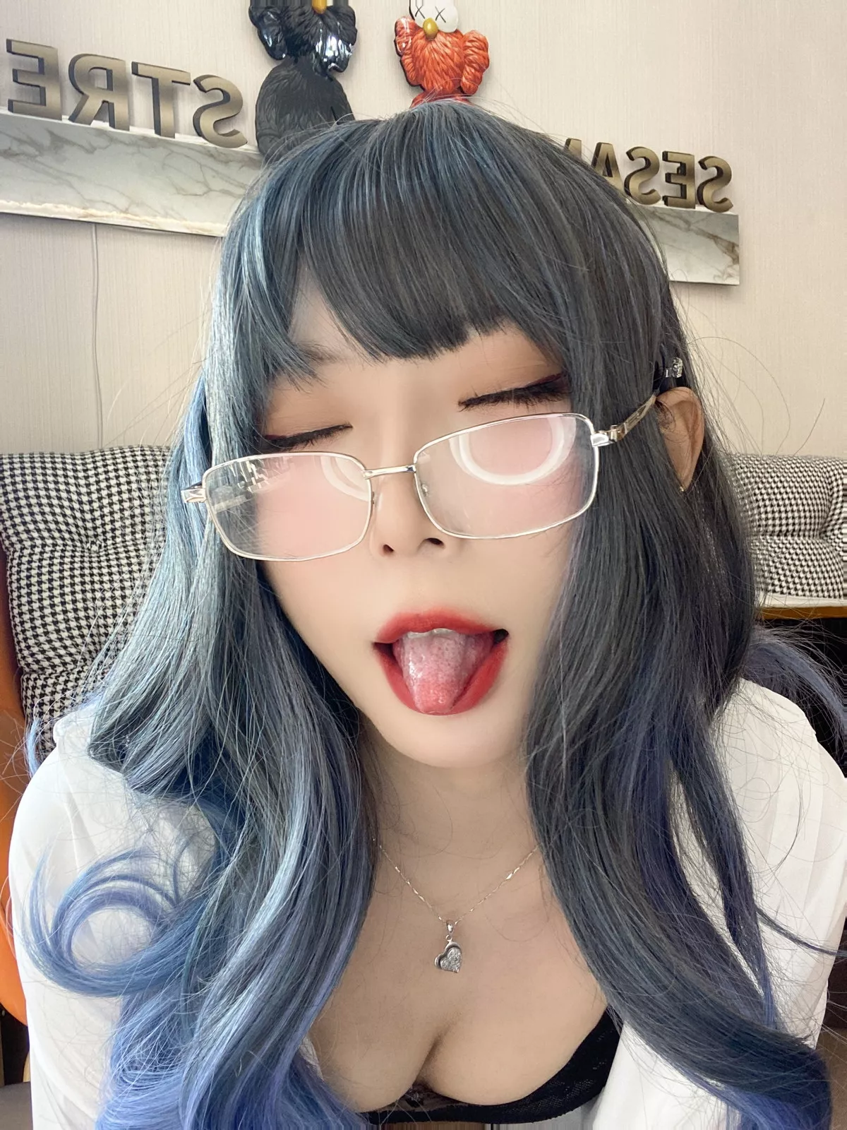 动漫博主Money冷冷衬衫裙主题私房性感白衬衫配黑丝吊袜秀翘臀美腿诱惑写真84P