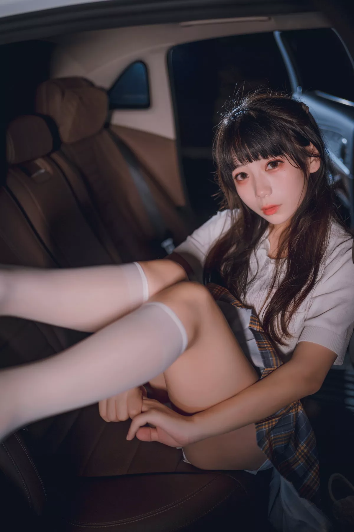 网络美女Usejan奔驰主题户外豪车里脱性感白T露粉色内衣秀完美身材诱惑写真40P