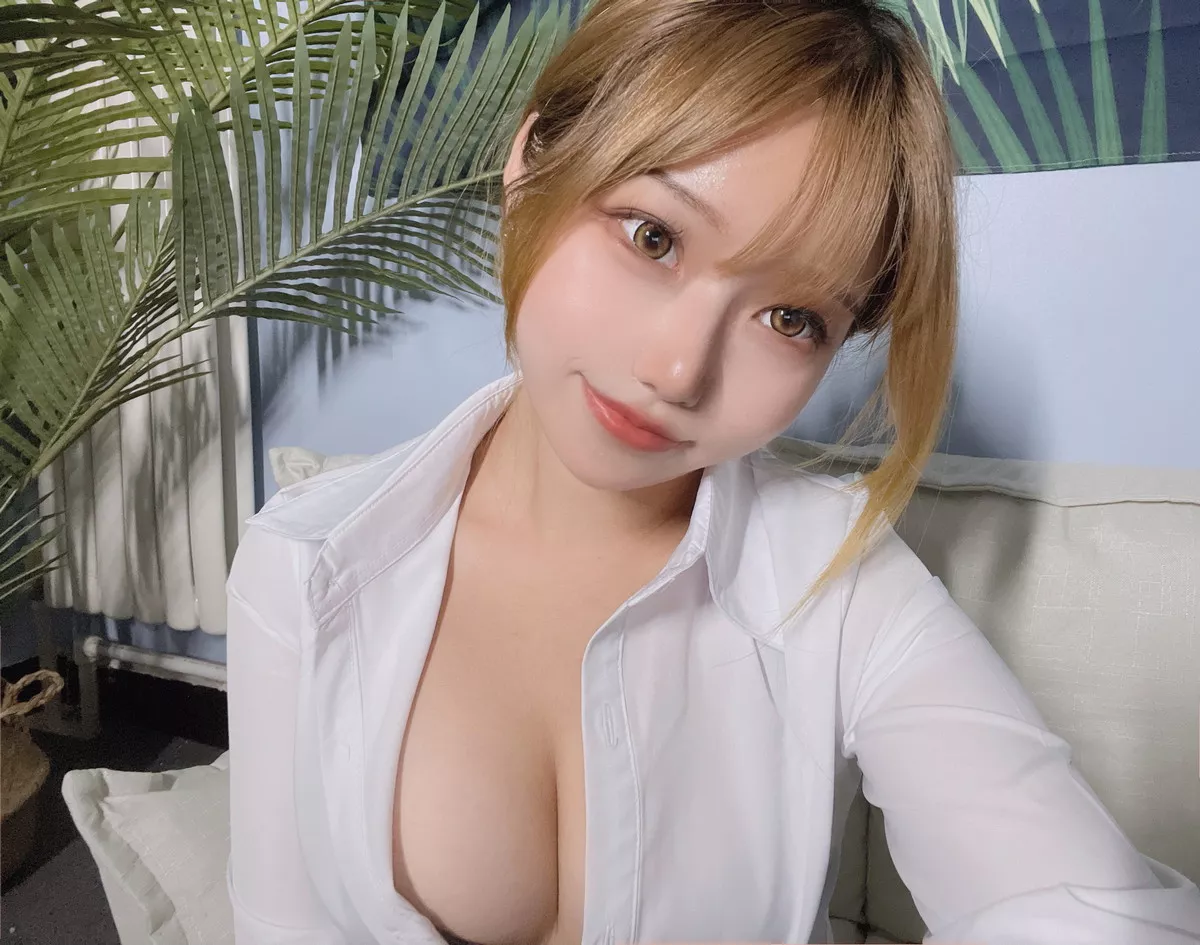 网络美女Eloise软软OL主题性感白T配黑短裙半脱露超薄无内黑丝秀翘臀诱惑写真101P