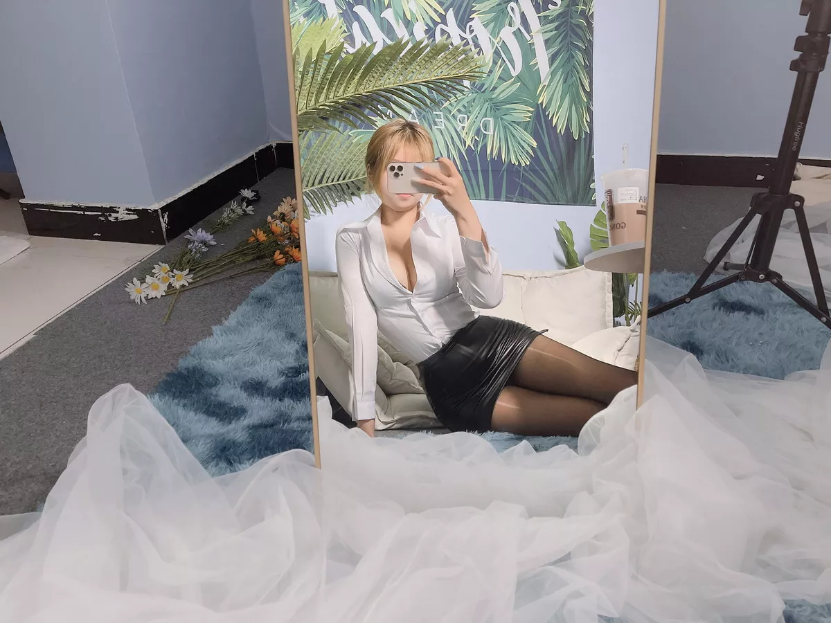 网络美女Eloise软软OL主题性感白T配黑短裙半脱露超薄无内黑丝秀翘臀诱惑写真101P