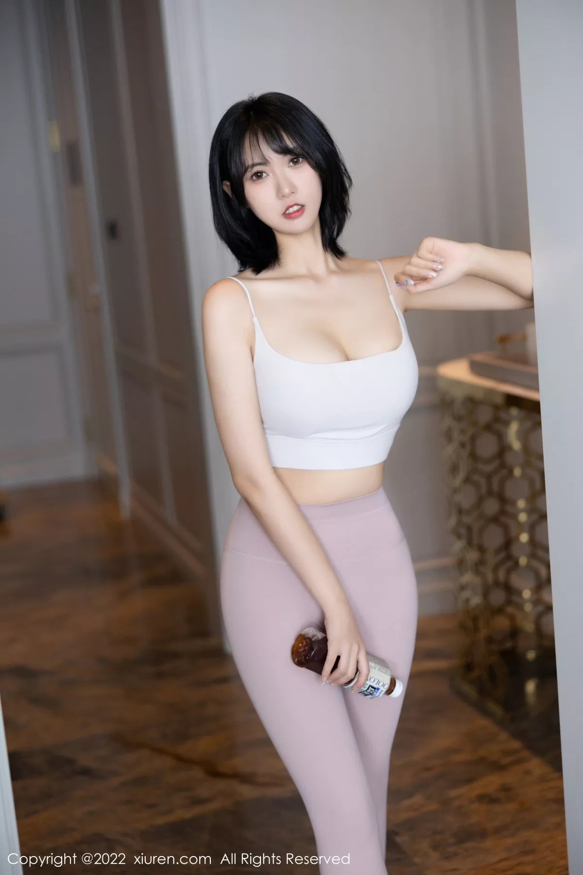 XiuRen第5885期_模特林子遥性感浅色瑜伽服半脱露超薄无内肉丝秀翘臀诱惑写真88P