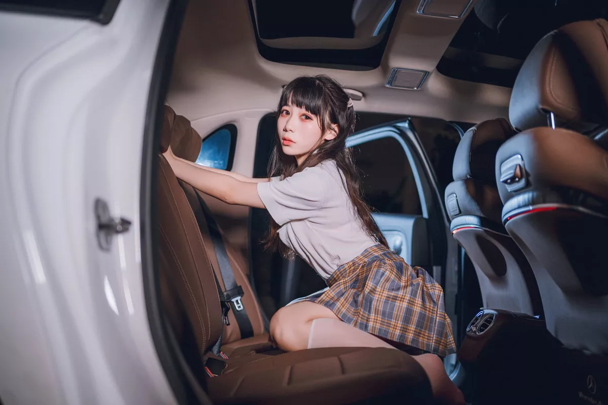 网络美女Usejan奔驰主题户外豪车里脱性感白T露粉色内衣秀完美身材诱惑写真40P