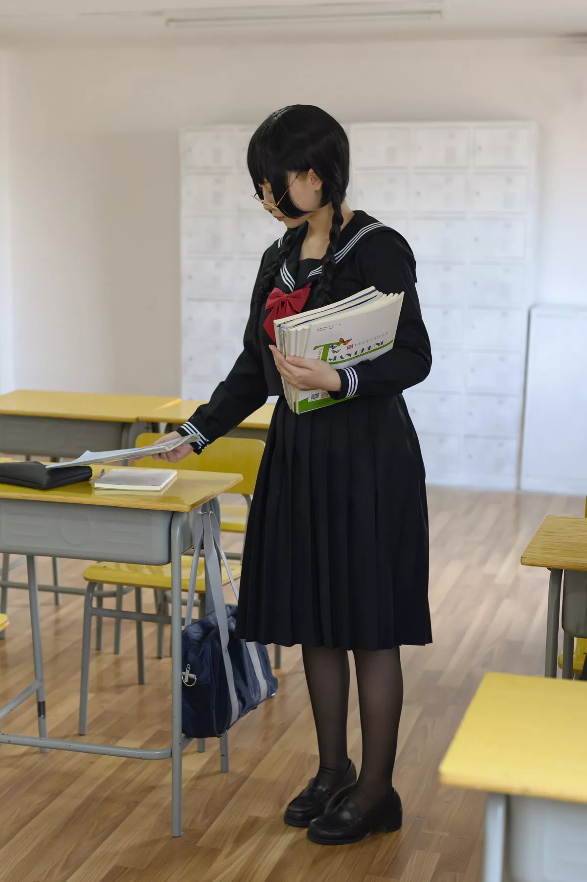 二次元美少女PAKI酱班长主题教室性感红色蕾丝内衣配开档黑丝秀翘臀诱惑写真35P
