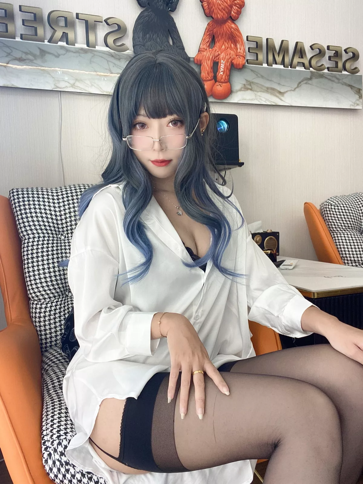 动漫博主Money冷冷衬衫裙主题私房性感白衬衫配黑丝吊袜秀翘臀美腿诱惑写真84P