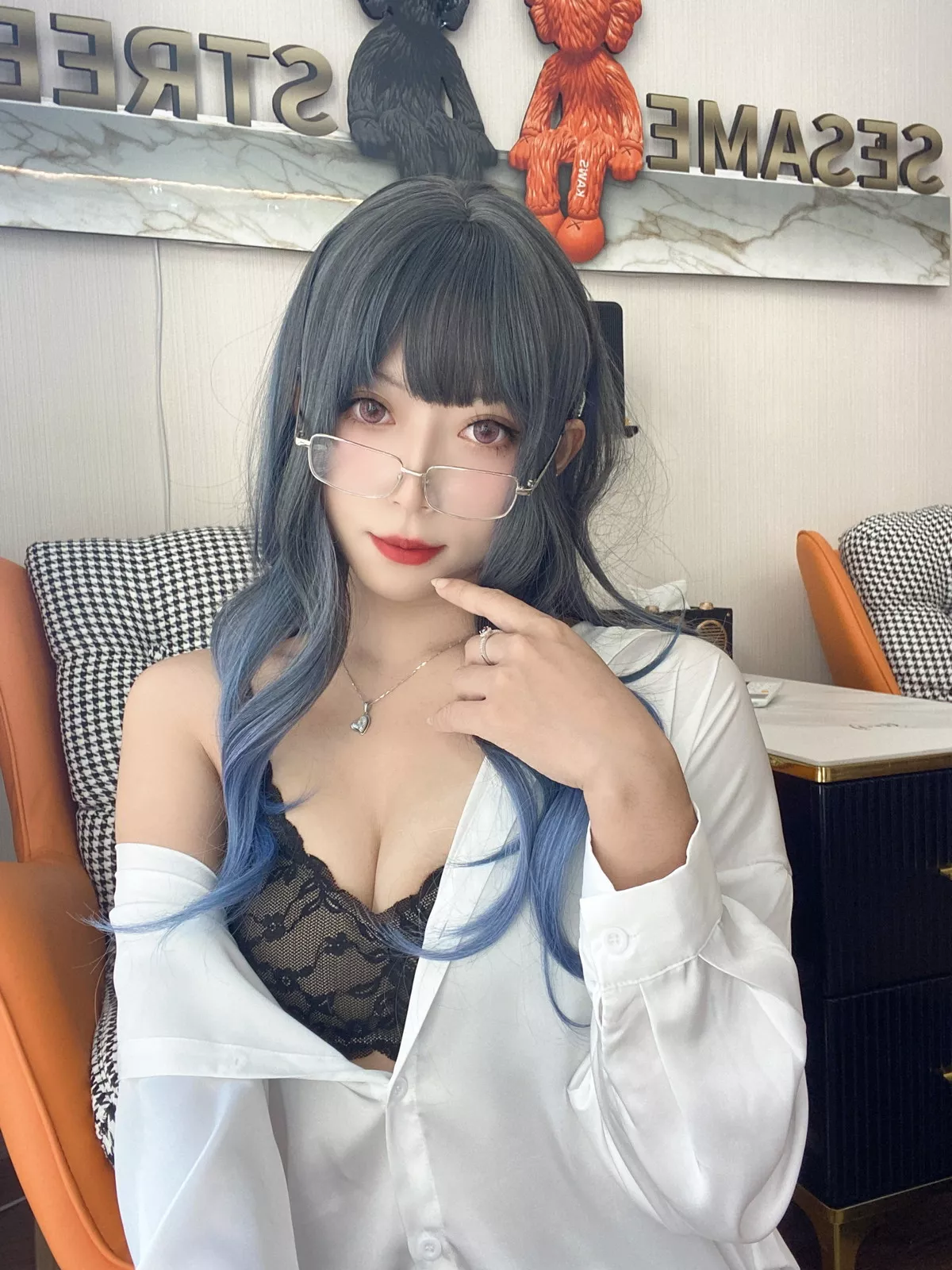 动漫博主Money冷冷衬衫裙主题私房性感白衬衫配黑丝吊袜秀翘臀美腿诱惑写真84P