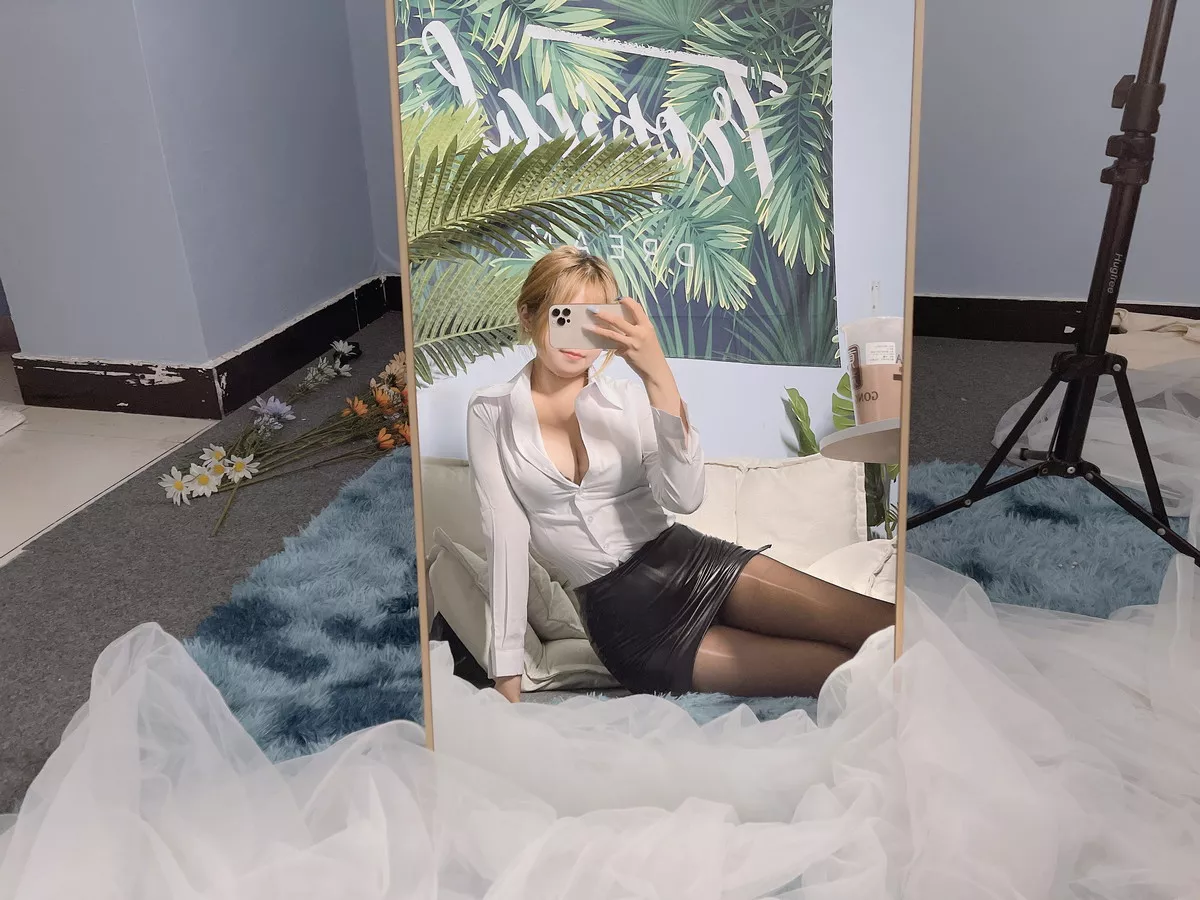 网络美女Eloise软软OL主题性感白T配黑短裙半脱露超薄无内黑丝秀翘臀诱惑写真101P