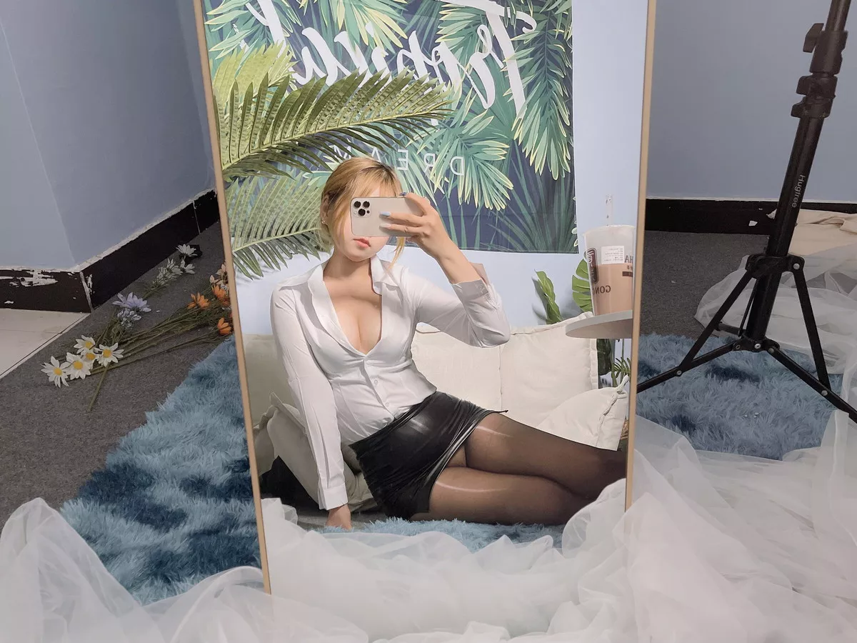 网络美女Eloise软软OL主题性感白T配黑短裙半脱露超薄无内黑丝秀翘臀诱惑写真101P