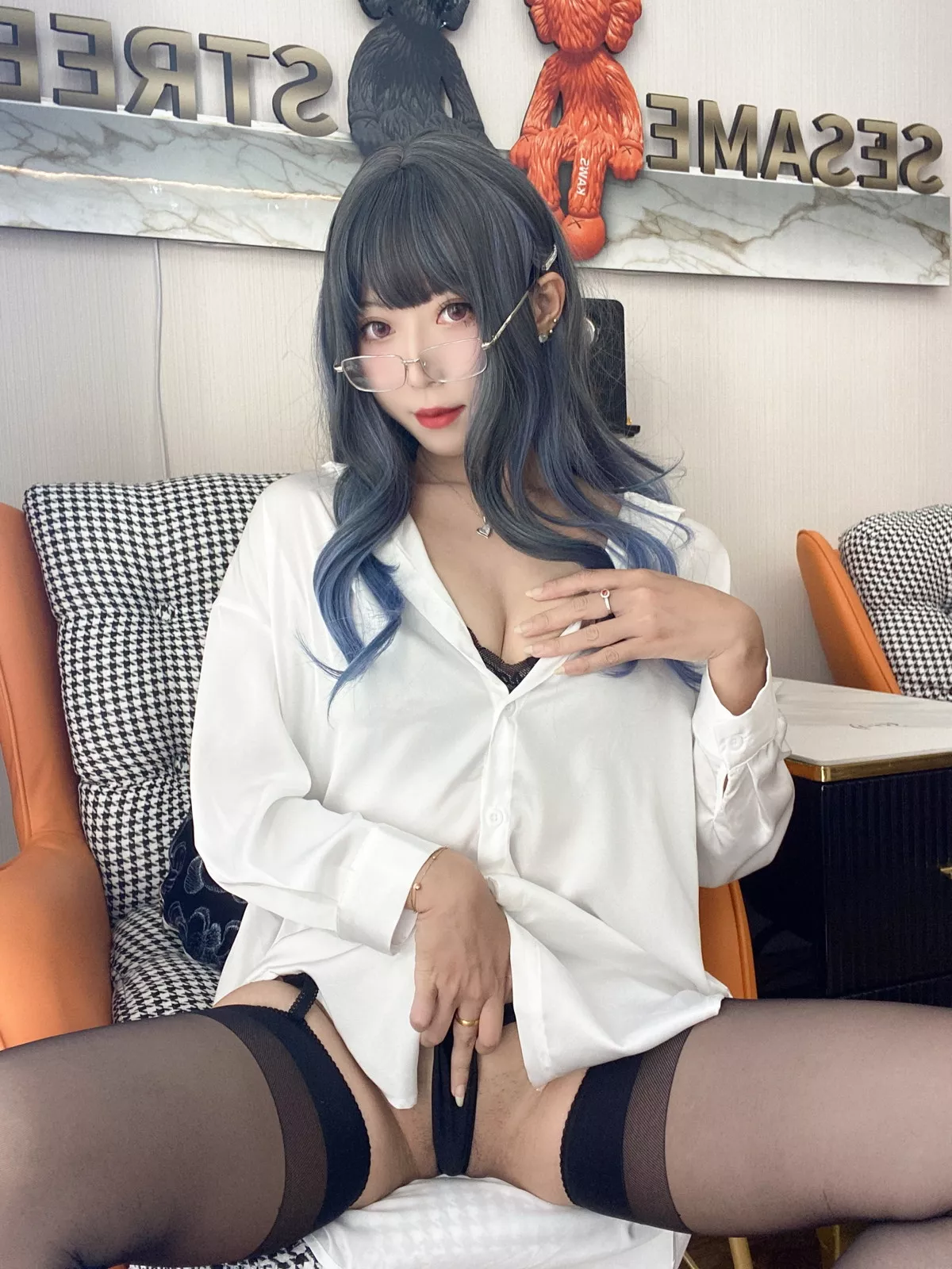 动漫博主Money冷冷衬衫裙主题私房性感白衬衫配黑丝吊袜秀翘臀美腿诱惑写真84P