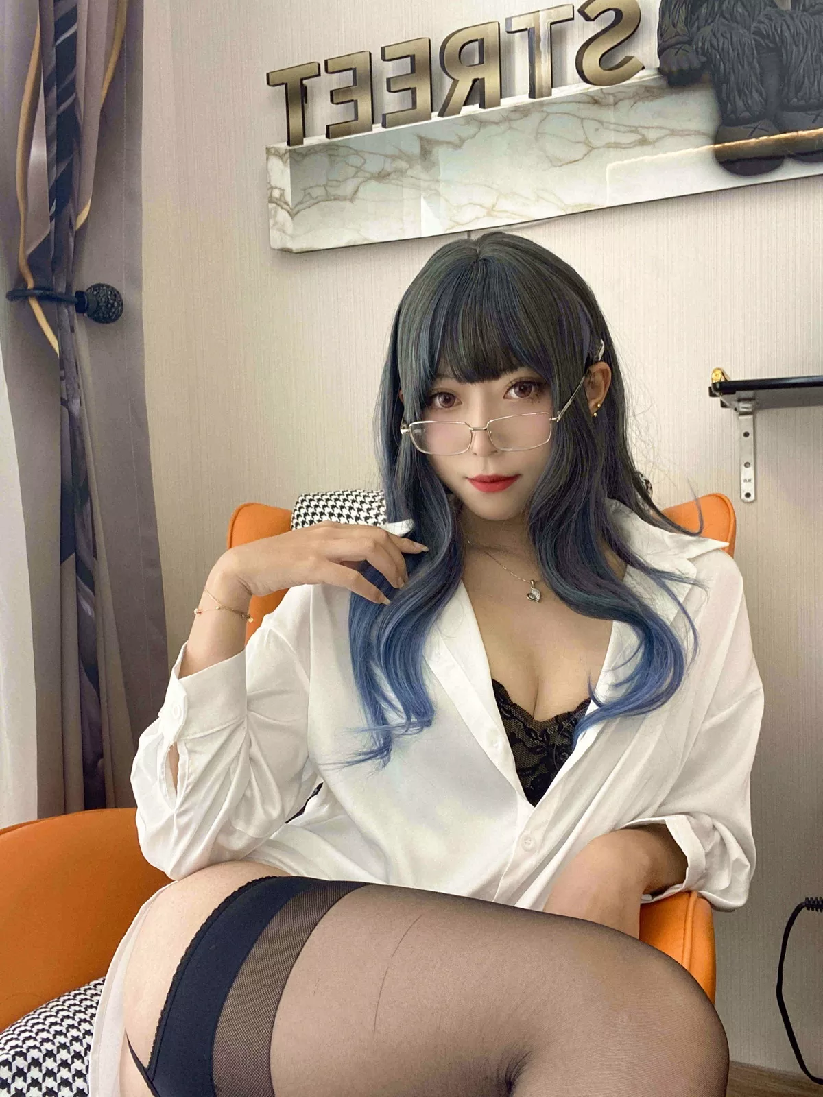 动漫博主Money冷冷衬衫裙主题私房性感白衬衫配黑丝吊袜秀翘臀美腿诱惑写真84P