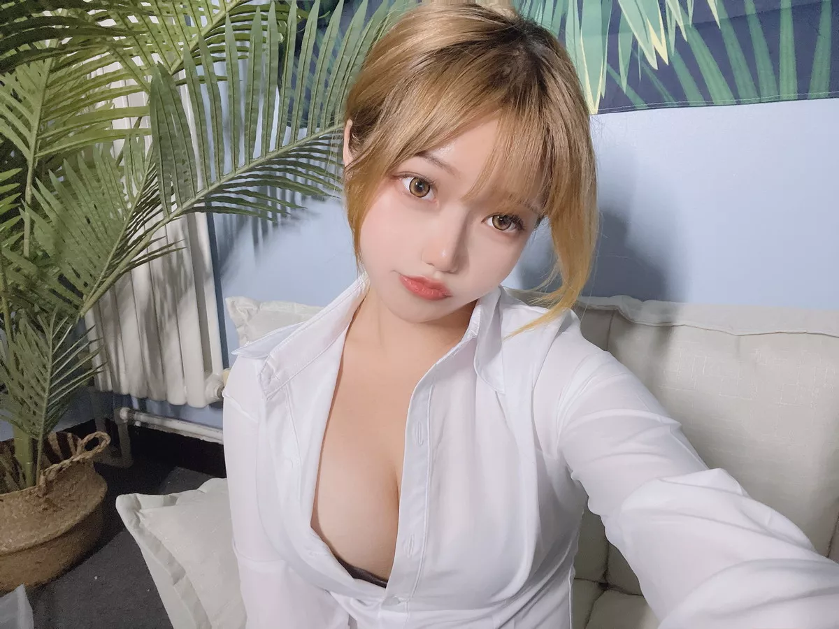 网络美女Eloise软软OL主题性感白T配黑短裙半脱露超薄无内黑丝秀翘臀诱惑写真101P