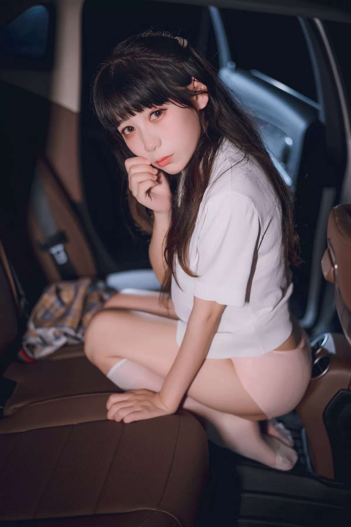 网络美女Usejan奔驰主题户外豪车里脱性感白T露粉色内衣秀完美身材诱惑写真40P