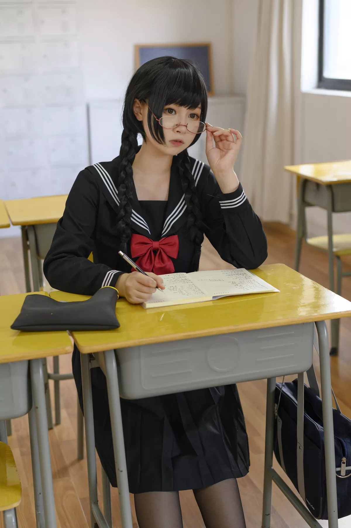 二次元美少女PAKI酱班长主题教室性感红色蕾丝内衣配开档黑丝秀翘臀诱惑写真35P