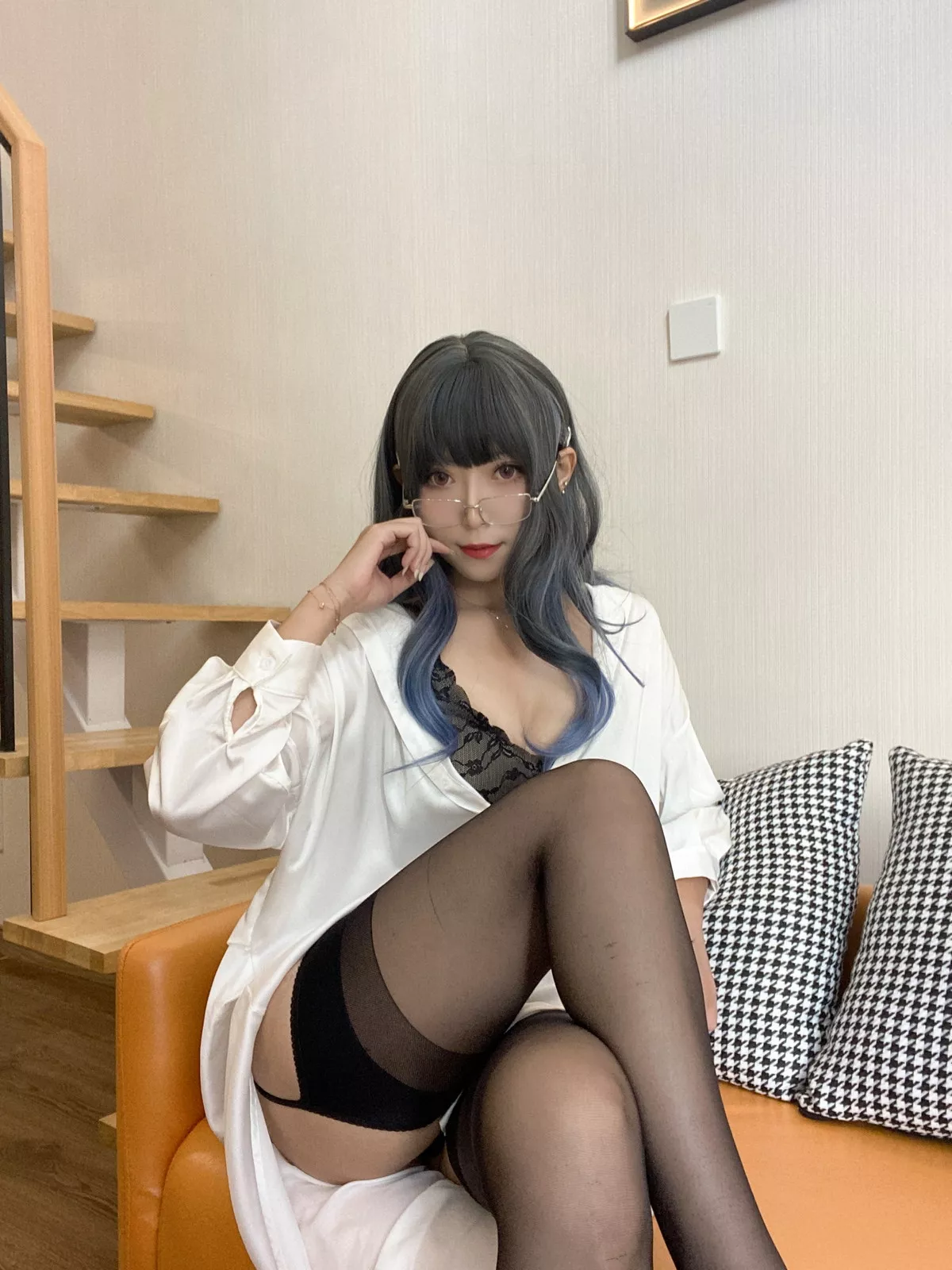 动漫博主Money冷冷衬衫裙主题私房性感白衬衫配黑丝吊袜秀翘臀美腿诱惑写真84P