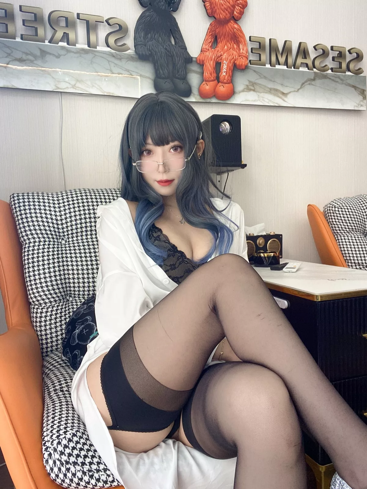 动漫博主Money冷冷衬衫裙主题私房性感白衬衫配黑丝吊袜秀翘臀美腿诱惑写真84P