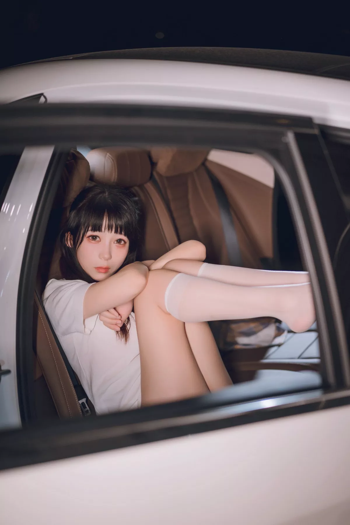 网络美女Usejan奔驰主题户外豪车里脱性感白T露粉色内衣秀完美身材诱惑写真40P