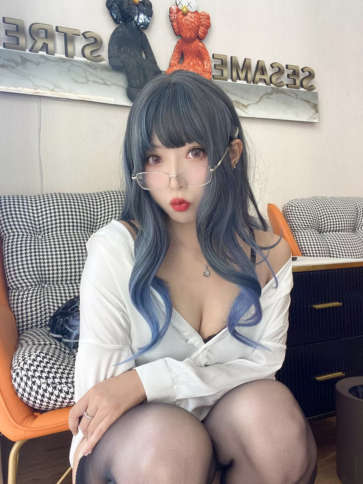 动漫博主Money冷冷衬衫裙主题私房性感白衬衫配黑丝吊袜秀翘臀美腿诱惑写真84P