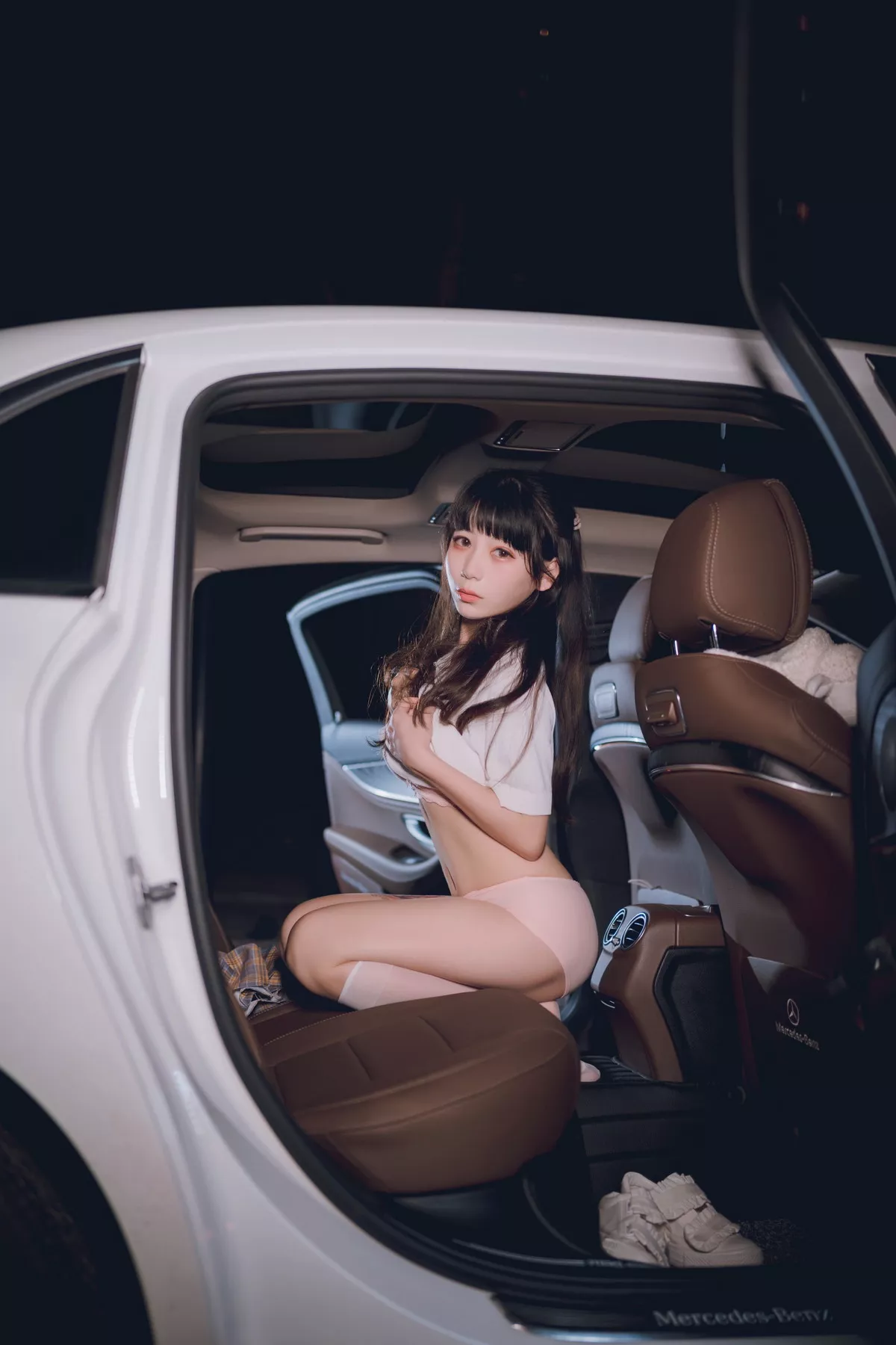 网络美女Usejan奔驰主题户外豪车里脱性感白T露粉色内衣秀完美身材诱惑写真40P
