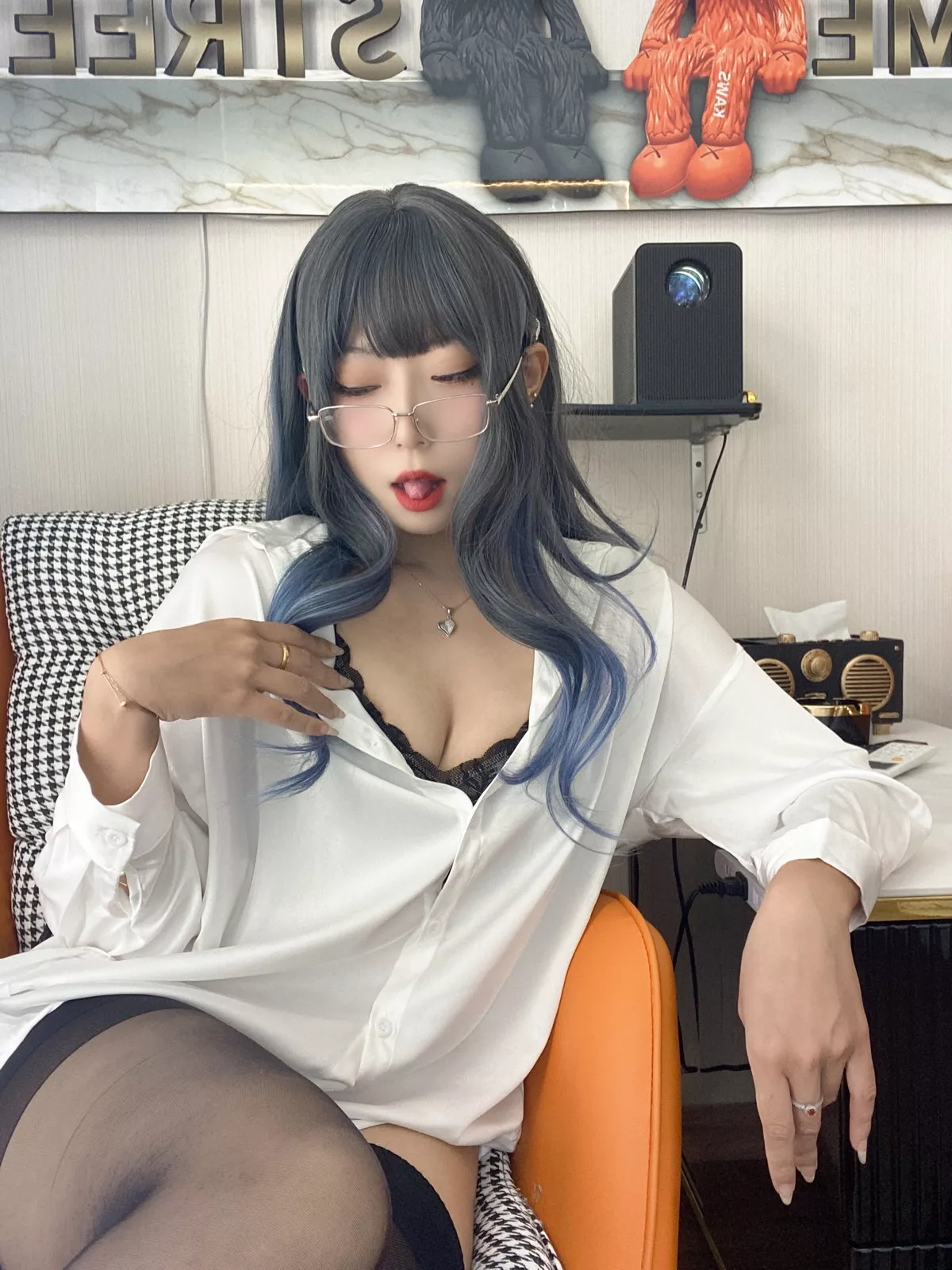 动漫博主Money冷冷衬衫裙主题私房性感白衬衫配黑丝吊袜秀翘臀美腿诱惑写真84P