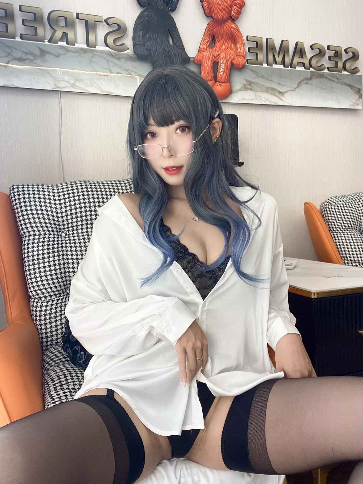 动漫博主Money冷冷衬衫裙主题私房性感白衬衫配黑丝吊袜秀翘臀美腿诱惑写真84P