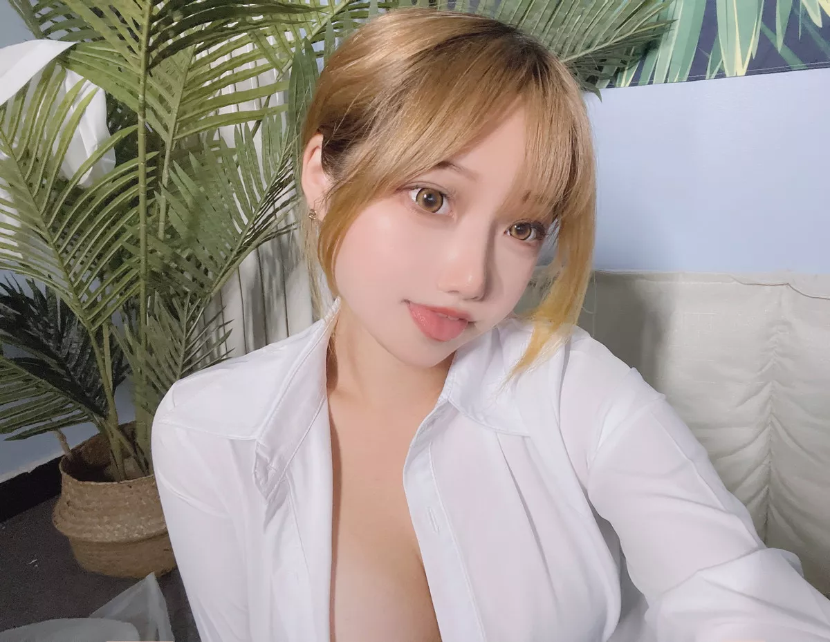 网络美女Eloise软软OL主题性感白T配黑短裙半脱露超薄无内黑丝秀翘臀诱惑写真101P