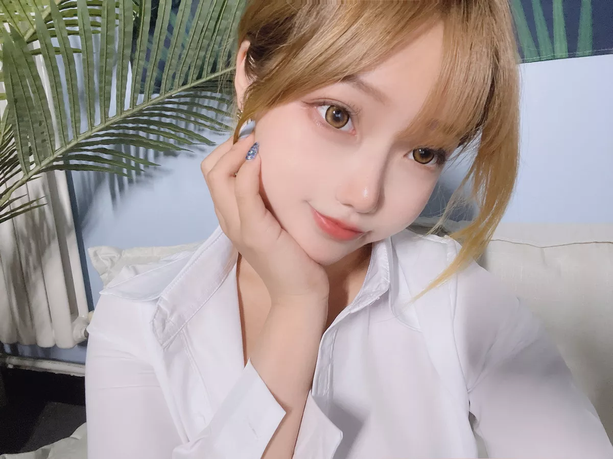 网络美女Eloise软软OL主题性感白T配黑短裙半脱露超薄无内黑丝秀翘臀诱惑写真101P