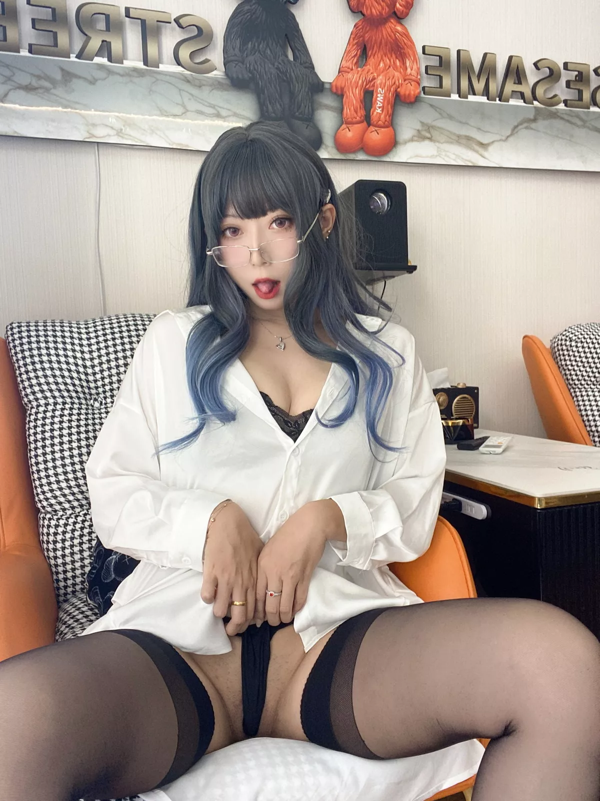 动漫博主Money冷冷衬衫裙主题私房性感白衬衫配黑丝吊袜秀翘臀美腿诱惑写真84P